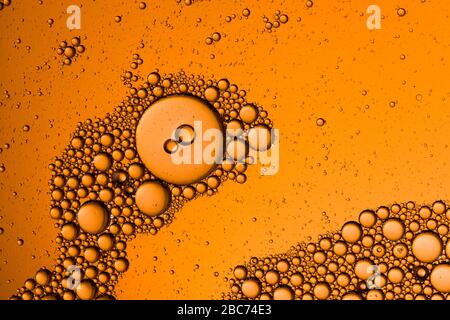 Blasen in Wasseröl, schöner abstrakter Hintergrund. Hintergrund der abstrakten gelben Wasserblasen Stockfoto