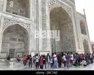 Agra, Uttar Pradesh, Indien - März 2018: Menschenmassen strömen vor den massiven Türen des Taj Mahal, einem UNESCO-Weltkulturerbe in Indien. Stockfoto