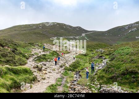 Touristen und Pilger auf dem Croagh-Patrick-Wanderweg in Westport, CO.Mayo, Irland Stockfoto