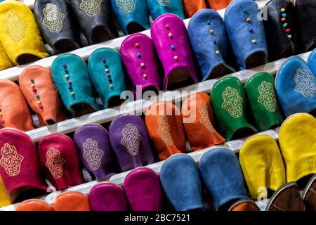 Farbenfrohe traditionelle marokkanische Hausschuhe (Babouche) in der Medina von Marrakesch, Marokko. Stockfoto