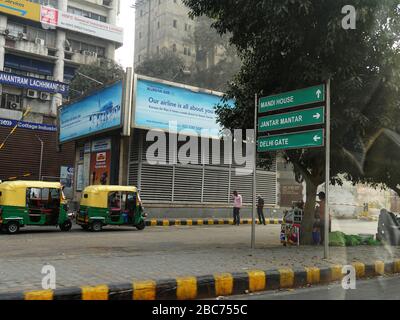 Neu-Delhi, Indien - März 2018: Richtungsschilder auf der Straße mit Pfeilen zum Mandi House, Jantar Mantar und zum Delhi-Tor. Stockfoto