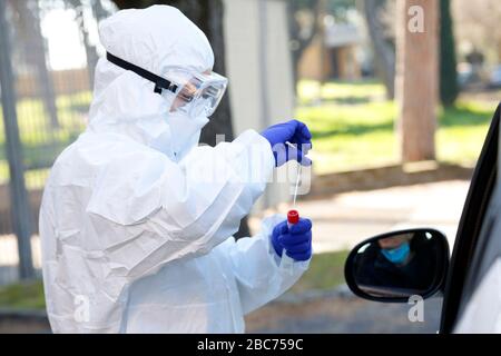 Rom, Italien. April 2020. Santa Maria della Pieta". Coronavirus Notfall. Aufgrund der Verbreitung des Covid-19-Virus hat Italien ein neues Verfahren eingeleitet, ein Drive-Through-COVID-19-Pharyngeal- und Nasenabstrich, um eine mögliche positive Einstellung der Infektion zu testen. Auf den Bildern testen medizinische Mitarbeiter Ärzte und Krankenschwestern des Krankenhauses San Filippo Neri. Foto Samantha Zucchi Insidefoto Credit: Insidefoto srl/Alamy Live News Stockfoto