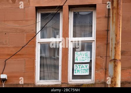 Glasgow, Schottland, Großbritannien. April 2020. Bilder von der Südseite Glasgows am Ende der zweiten Woche des Coronavirus Sperrens. Abgebildet; handgezeichnete Regenbögen und Botschaften in Wohnfenstern in Govanhill und Shawlands. Iain Masterton/Alamy Live News Stockfoto