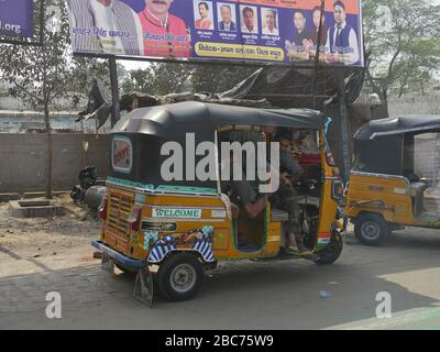 Mathura, Uttar Pradesh, Indien - März 2018: Rickshaws Park auf der Straßenseite, der auf Passagiere in Mathura wartet. Stockfoto