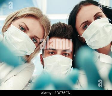 Ansicht von unten. Eine Gruppe von Chirurgen den Arbeitsgang durchgeführt hat. Foto mit Kopie Raum. Nach oben Schließen Stockfoto