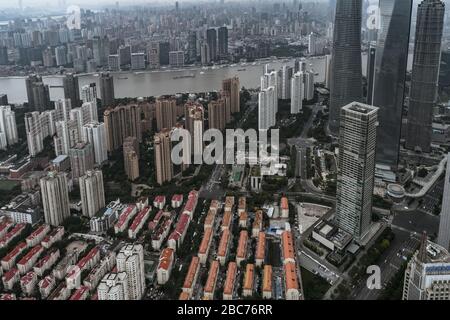 Shanghai, China - Jul 18, 2018: Luftaufnahme von Lujiazui, Shanghai, bei Sonnenuntergang Stockfoto