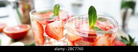 Gläser mit alkoholischen Cocktails stehen auf dem Tisch Stockfoto