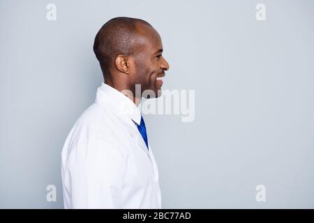 Profilfoto des Arztes hübsche dunkle Haut Typ Virologe aussehen freundlich leer Raum Besuch Corona Virus Seminar Sitzung tragen weißen Labormantel Krawatte Stockfoto