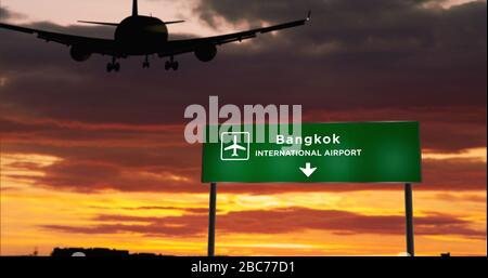 Flugzeug Silhouette Landung in Bangkok, Thailand. Ankunft in der Stadt mit Hinweisschild zum Flughafen und Sonnenuntergang im Hintergrund. Reise- und Transportkonz Stockfoto