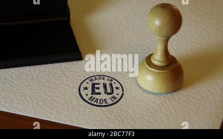 Hergestellt in der EU, Europa, Stempel und Stempelhand der Europäischen Union. Werk-, Fertigungs- und Produktionsländerkonzept. Stockfoto