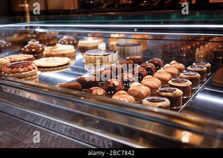 Frisches Gebäck auf dem Regal Stockfoto