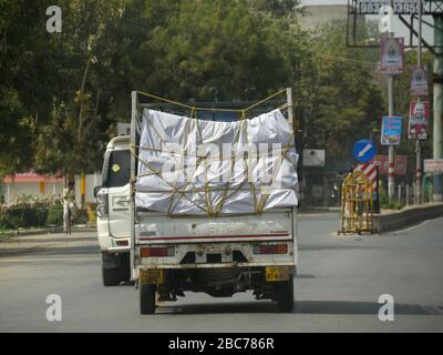 Agra, Uttar Pradesh, Indien - März 2018: Autos fahren in Agra auf der Straße. Stockfoto