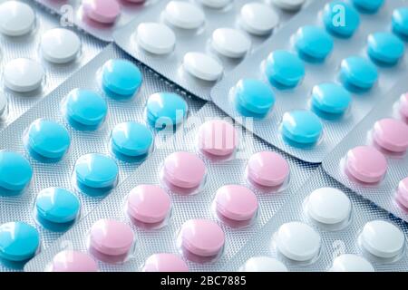 Textur von bunten Tabletten in Blasen, Haufen von Pillen. Behandlungskonzept aus Krankheit. Medikamente Nahaufnahme, runde Antibiotika Stockfoto