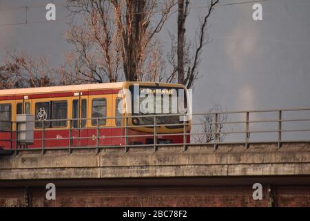 S7 Grunewald unterwegs auf Gleisen in Kreuzberg Berlin Deutschland Stockfoto