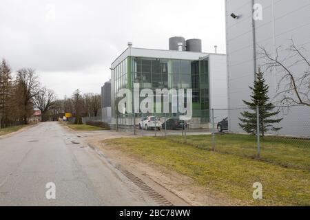 Stadt Cesis, Lettland. Bierfabrik und Straße mit Metallkonstruktionen.02.04.2020 Stockfoto