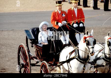 HM Königin Elizabeth, die Königinmutter kommt mit der Königlichen Kutsche zu ihrem 90. Geburtstag, Feiern zur Horse Guards Parade, London, England 1990. Stockfoto