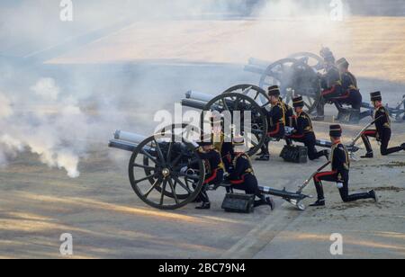 HM Königin Elizabeth, die Königinmutter kommt mit der Königlichen Kutsche zu ihrem 90. Geburtstag, Feiern zur Horse Guards Parade, London, England 1990. Stockfoto