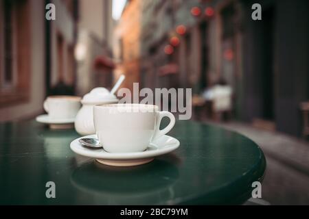 Nahansicht einer Kaffeetasse auf einer Tischbar Stockfoto