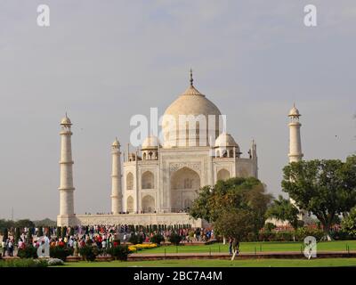 Agra, Uttar Pradesh, Indien - März 2018: Menschenmassen strömen, um das Taj Mahal Mausoleum zu besuchen, eine der beliebtesten Attraktionen in Indien. Stockfoto