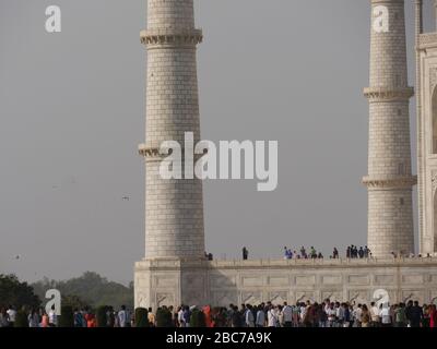 Agra, Uttar Pradesh, Indien - März 2018: Zahlreiche Besucher strömen zum Taj Mahal Mausoleum, einer der beliebtesten Attraktionen in Indien. Stockfoto