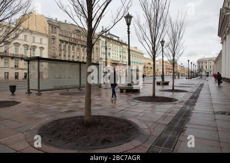 (200403) -- ST. PETERSBURG, 3. April 2020 (Xinhua) - ein Fußgänger, der Schutzmaskenspaziergänge in St. Petersburg, Russland, 2. April 2020 trägt. Russland hat am Freitag 4.149 Fälle von COVID-19 in 78 Regionen verbuscht, bis 601 am Vortag, wie offizielle Daten zeigten. (Foto von Irina Motina/Xinhua) Stockfoto