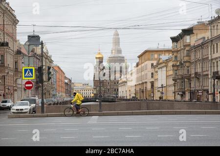 (200403) -- ST. PETERSBURG, 3. April 2020 (Xinhua) - ein Lieferer, der Schutzmaskenzyklen in St. Petersburg, Russland, 2. April 2020 trägt. Russland hat am Freitag 4.149 Fälle von COVID-19 in 78 Regionen verbuscht, bis 601 am Vortag, wie offizielle Daten zeigten. (Foto von Irina Motina/Xinhua) Stockfoto