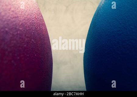 Blaue und violette Kugeln auf dem Hintergrund Stockfoto