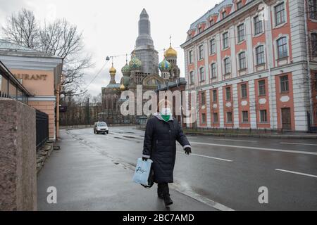 (200403) -- ST. PETERSBURG, 3. April 2020 (Xinhua) - ein Fußgänger, der Schutzmaskenspaziergänge in St. Petersburg, Russland, 2. April 2020 trägt. Russland hat am Freitag 4.149 Fälle von COVID-19 in 78 Regionen verbuscht, bis 601 am Vortag, wie offizielle Daten zeigten. (Foto von Irina Motina/Xinhua) Stockfoto