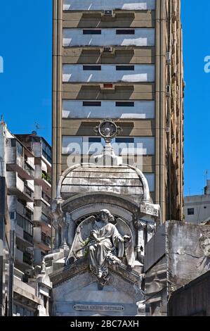 Buenos Aires/Argentinien: Skulptur auf dem Friedhof Recoleta mit einem Wohnhaus im Hintergrund Stockfoto