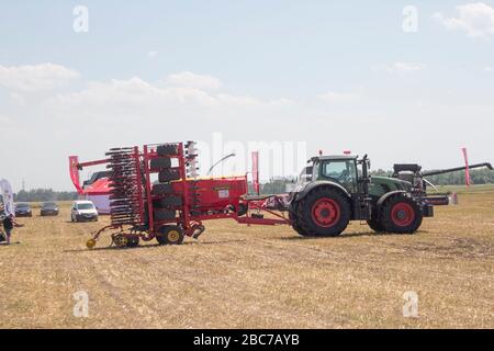 KALUGA, RUSSLAND- 06. JUNI 2018: Landwirtschaftliche Maschinen Harvester Maschine zur Ernte Weizenfeld arbeiten. Kombinieren Sie Landwirtschaft Ernte golden reif Stockfoto