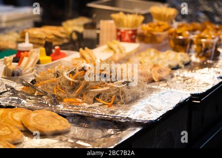 Koreanische traditionelle Küche, Japchae frisch in einer Pfanne gekocht. Koreanische Rührnudel auf einem Lebensmittelstand in Myeongdong, Südkorea. Stockfoto