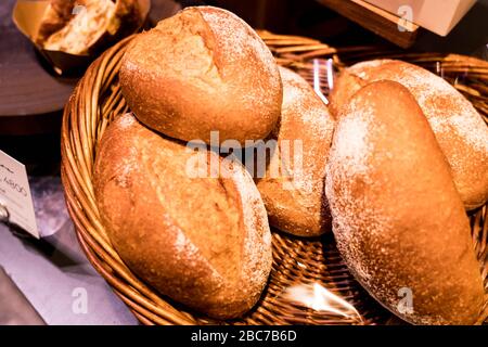 Nahaufnahme eines klassischen Baguettes in einem Rattan-Korb. Stockfoto