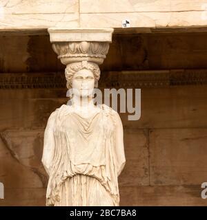 Skulptierte weibliche Figur auf der Veranda des Echtheions der Karyatiden in Athen, Griechenland. Stockfoto