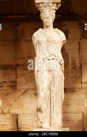 Weibliche Figur, aus Stein geformt, die Vorhalle der Karyatiden auf dem Echtheion in Athen, Griechenland. Stockfoto