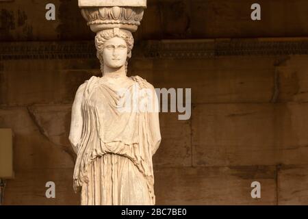 Skulptierte weibliche Figur auf der Veranda des Echtheions der Karyatiden in Athen, Griechenland. Stockfoto