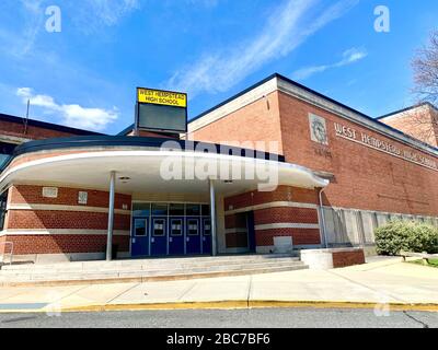 WEST HEMPSTEAD, NEW YORK - 1. APRIL 2020: Die West Hempstead High School im Nassau-County New York steht aufgrund der obligatorischen Schließung inmitten von Covid-19 Co leer Stockfoto