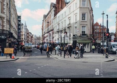 London, Großbritannien - 06. März 2020: Menschen, die auf den Straßen von Covent Garden laufen, einem berühmten Touristenviertel in London mit vielen Geschäften und Restaurants. Stockfoto