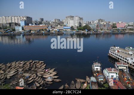 Boote sind gesehen Parks an der Küste des Buriganga River nach dem Befehl der Behörden zu schließen inmitten der Bedenken der Coronavirus-Pandemie in Dhaka, Bang Stockfoto