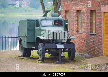 HAMEENLINNA, FINNLAND-21. JULI 2018: M/44 - Bohrinsel auf Basis eines Chevrolet-Militärlastwagens im Militärmuseum Stockfoto