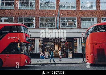 London, Großbritannien - 06. März 2020: Fassade am Eingang von Foyles, einem berühmten Buchhändler mit einer Kette von sieben Geschäften in England, Menschen, die durch gehen, umrahmt von t Stockfoto