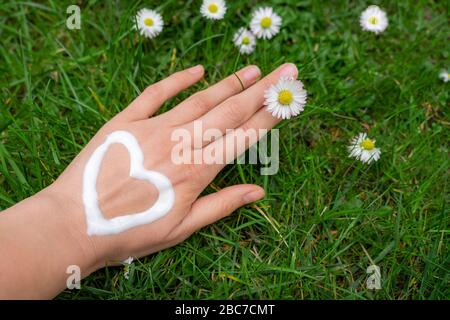 Pflege trockener Handhaut mit Lotion Creme nach dem Händewaschen so oft Stockfoto