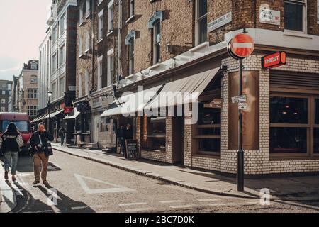 London, Großbritannien - 06. März 2020: Durstrestaurant auf einer Straße in Soho, einer Gegend von London, berühmt für LGBTQ+ Bars, Restaurants und Clubs, Menschen, die PA laufen Stockfoto