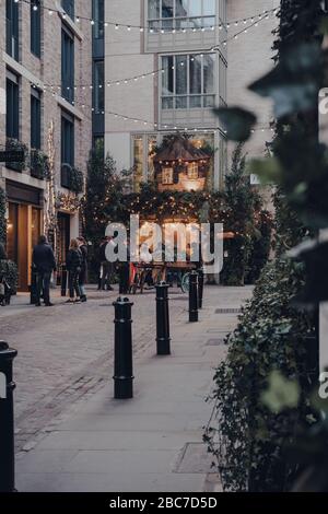 London, Großbritannien - 06. März 2020: Fernsicht von Menschen außerhalb eines Pubs in Covent Garden, einem berühmten Touristenviertel in London mit vielen Geschäften und Restaurants Stockfoto