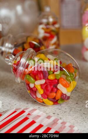 Ein altmodischer Glasbecher mit köstlichen Geleebohnen, mit einem weiteren Mixbecher im Hintergrund Stockfoto