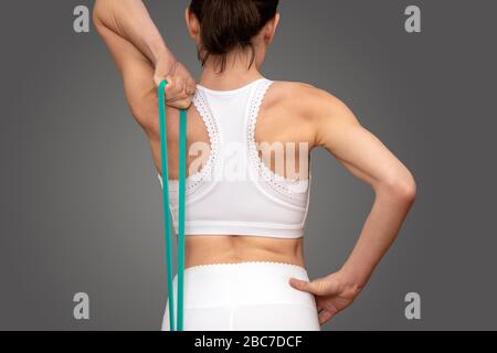 Nahaufnahme einer Frau, die während des Trainings und der Übung ein Widerstandsband verwendet. Stockfoto