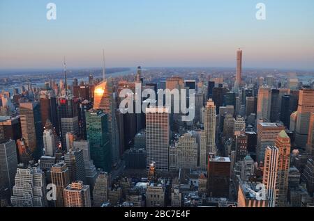 Luftaufnahme der Stadtlandschaft von New York vom Empire State Building bei Sonnenuntergang Stockfoto