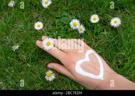 Pflege trockener Handhaut mit Lotion Creme nach dem Händewaschen so oft Stockfoto