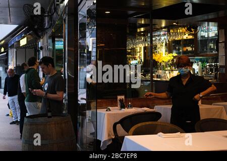 Hongkong, China. April 2020. Die Menschen werden im Restaurant in Central, Hongkong getrunken. Die Regierung in Hongkong hat eine zweiwöchige Schließung von Pubs und Bars angeordnet, um die sozial distanzierenden Regeln zu verschärfen. Kredit: Keith Tsuji/ZUMA Wire/Alamy Live News Stockfoto