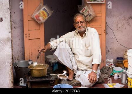 Portrait eines Taiwala-Tees auf der Straße in Jaipur, Indien Stockfoto