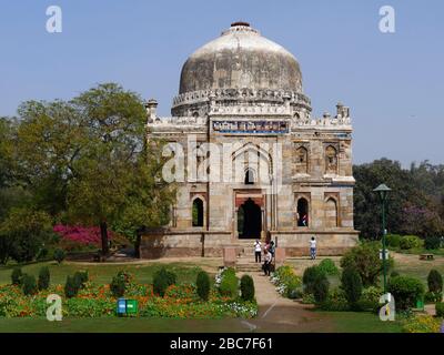 Neu-Delhi, Indien- März 2018: Das Shisma Gumbad mit Leuten, die es auschecken. Stockfoto